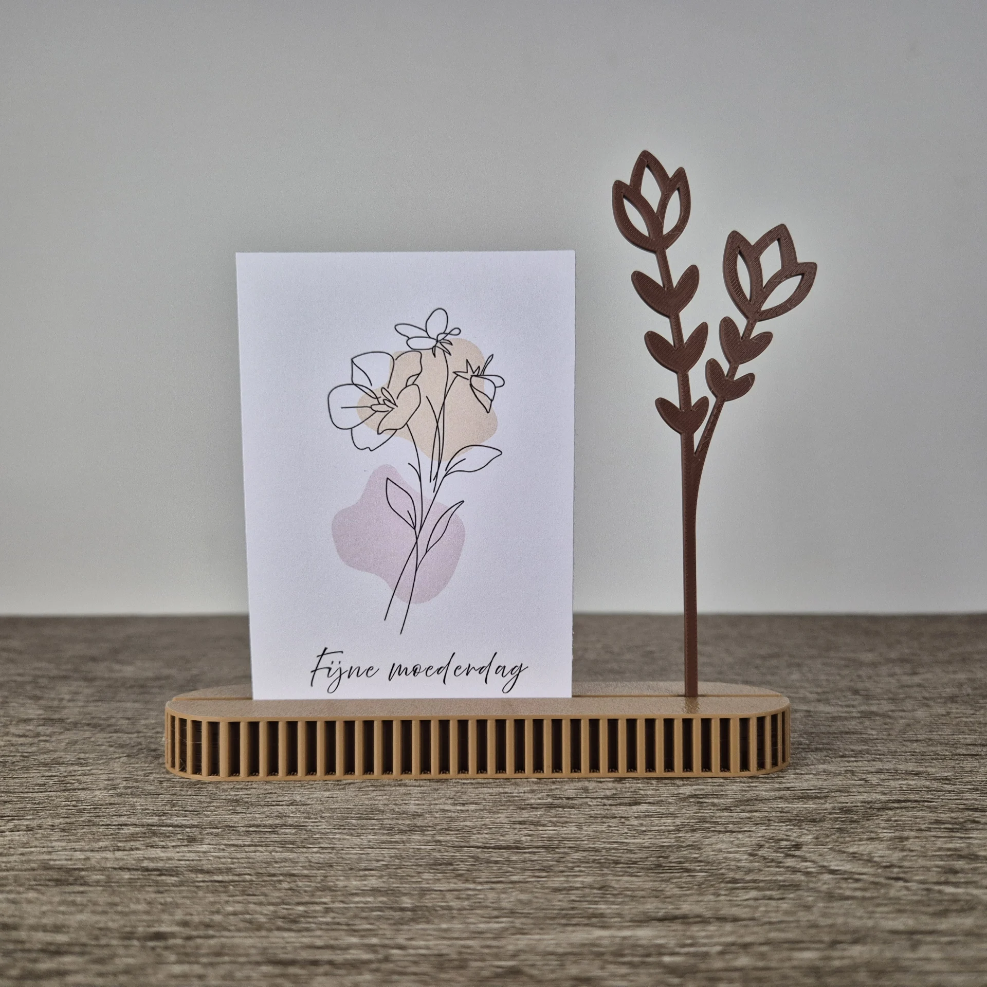 Minimalistische 3D-geprinte kaarthouder in beige aardetint met strakke vorm voor foto’s en kaarten