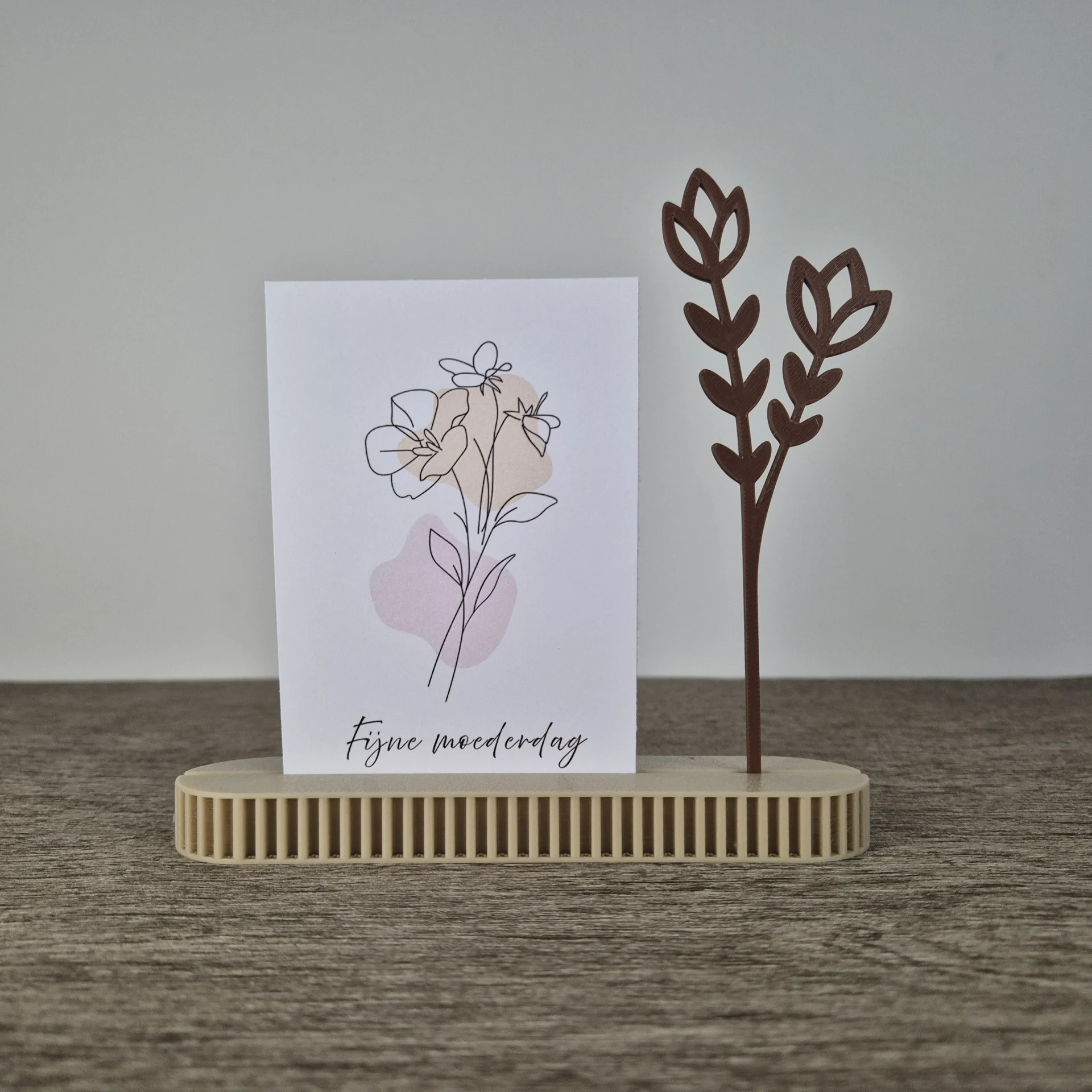 Minimalistische 3D-geprinte kaarthouder in beige aardetint met strakke vorm voor foto’s en kaarten